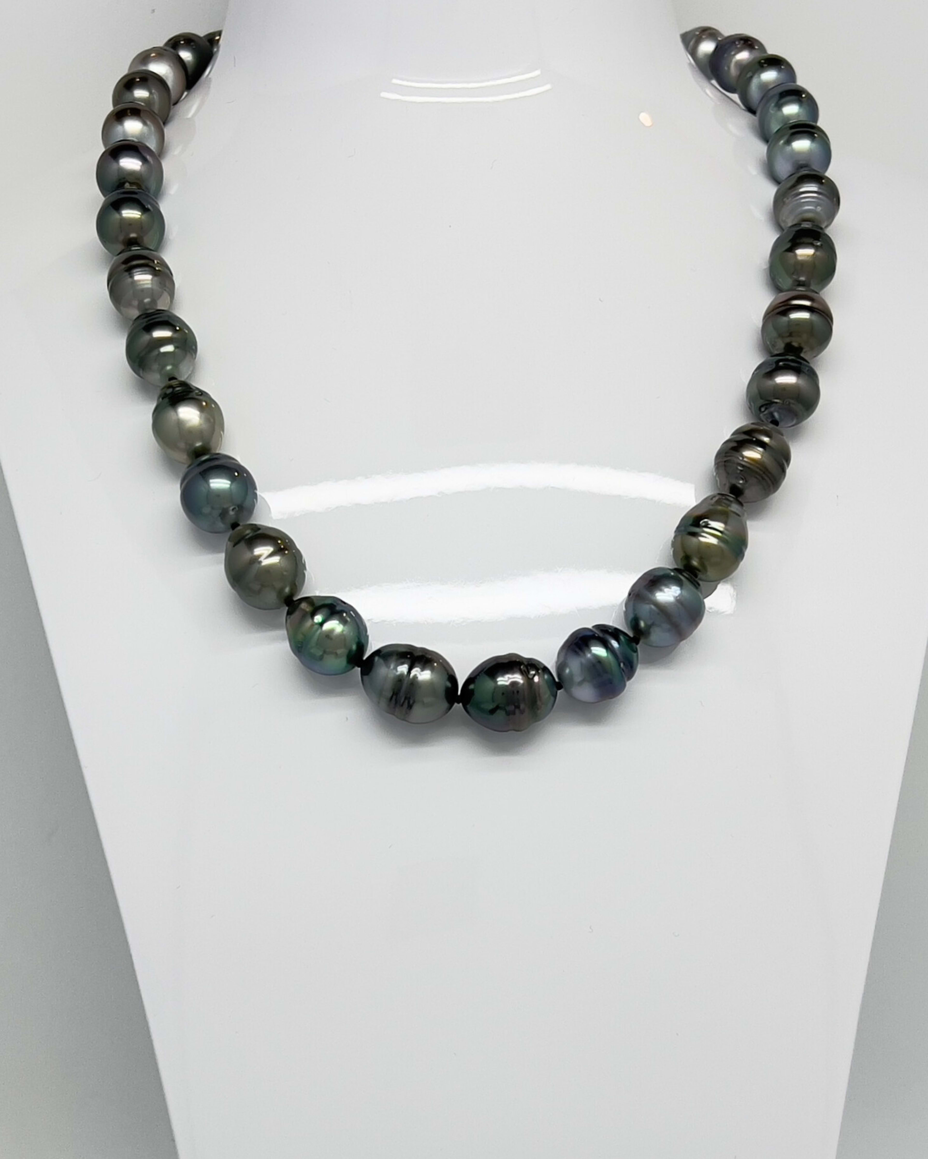 Classic round Tahitian pearl necklace with rhodium-plated 925 sterling silver clasps