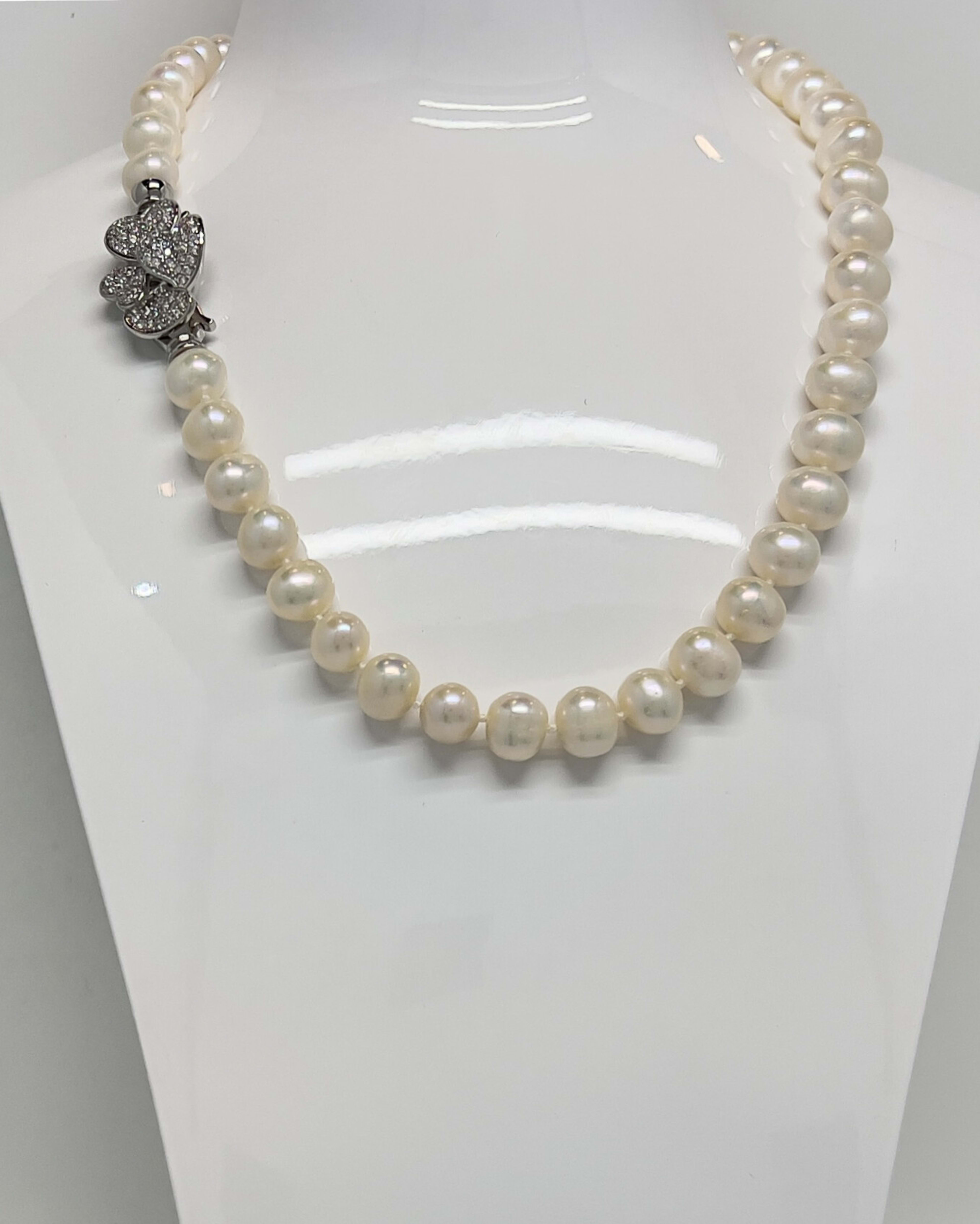 Classic round white pearl pendant necklace with silver crystal clasp