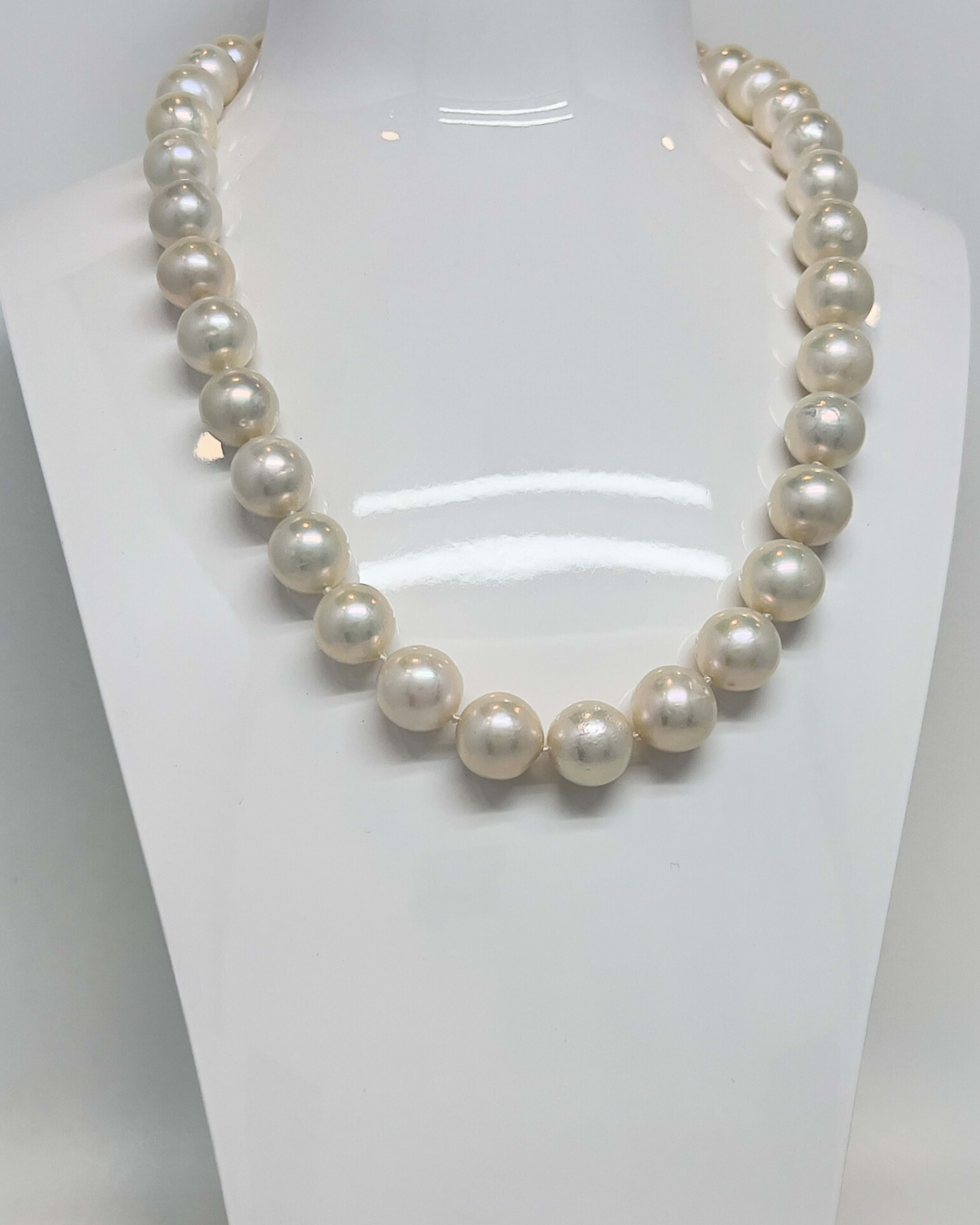 Classic round pearl necklace with large white pearls and rhodium-plated 925 sterling silver