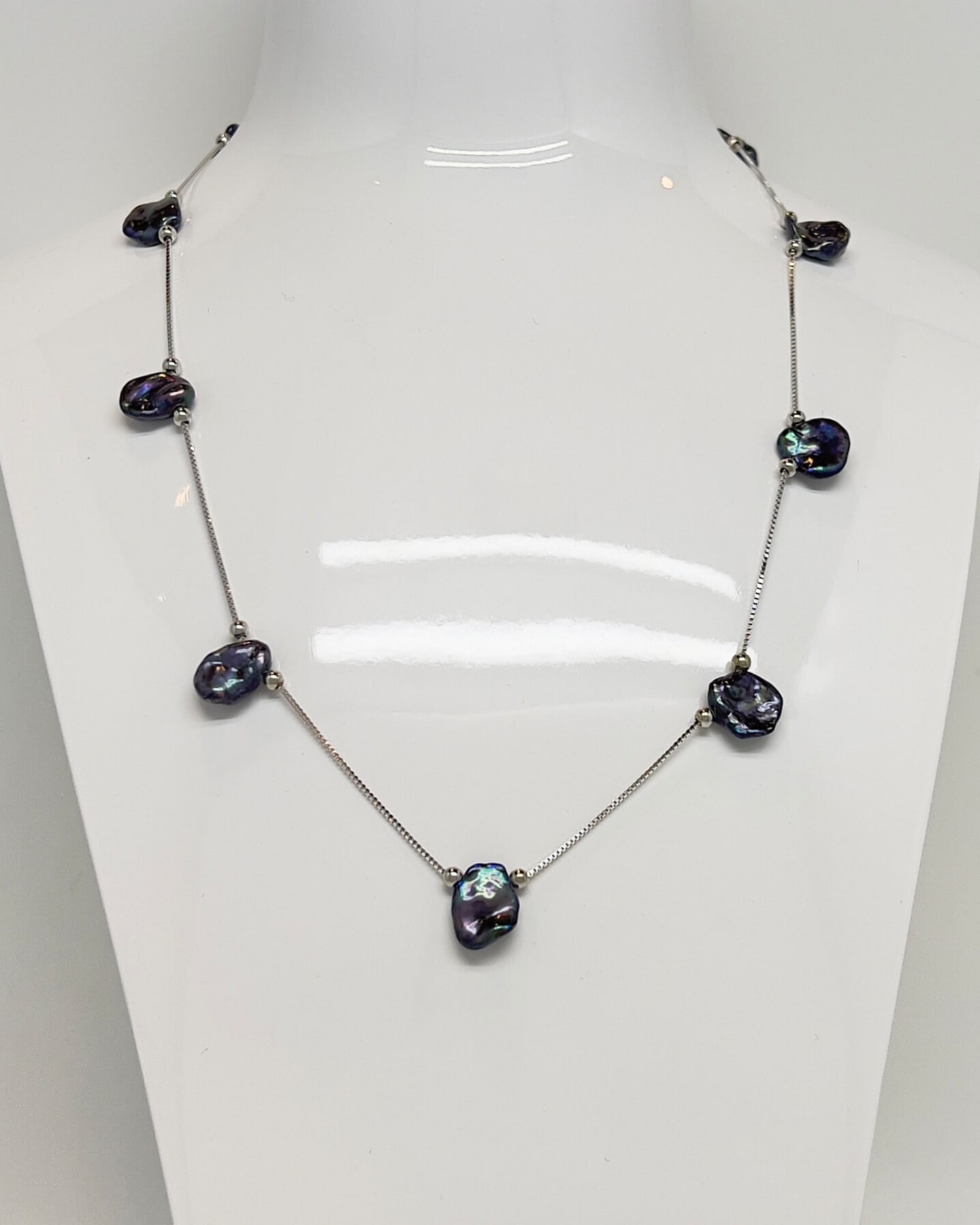 Classic button satellite chain necklace with flat pearls in black