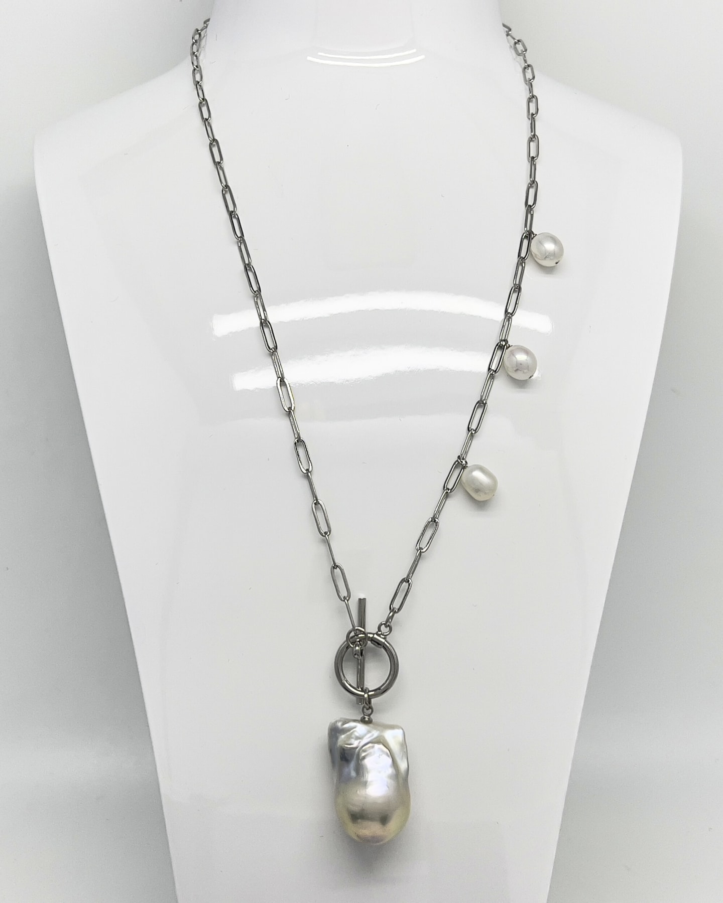Unur Signature Baroque Pearl Pendant Necklace, mounted product shot showing paperclip chain, asymmetric pearl arrangement, and front toggle clasp