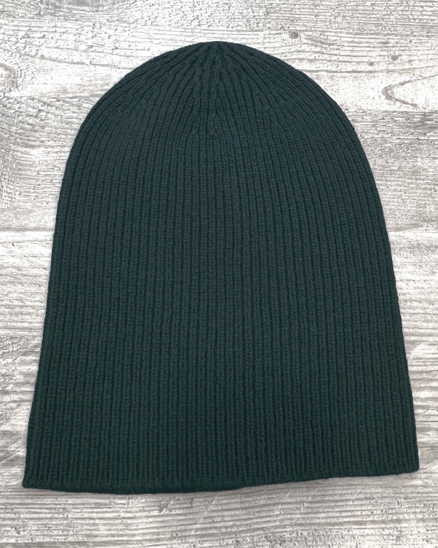 Dark green ribbed cashmere hat flat view