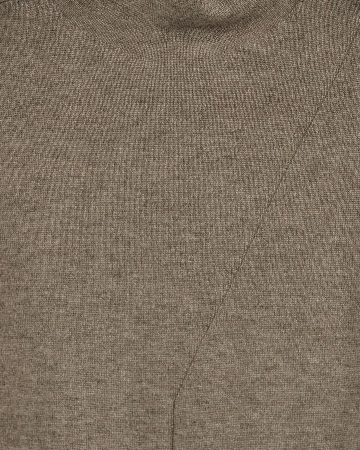 Close-up of the natural brown cashmere vest showing fine plain knit, natural fibre flecks, and the diagonal front panel seam – Unur