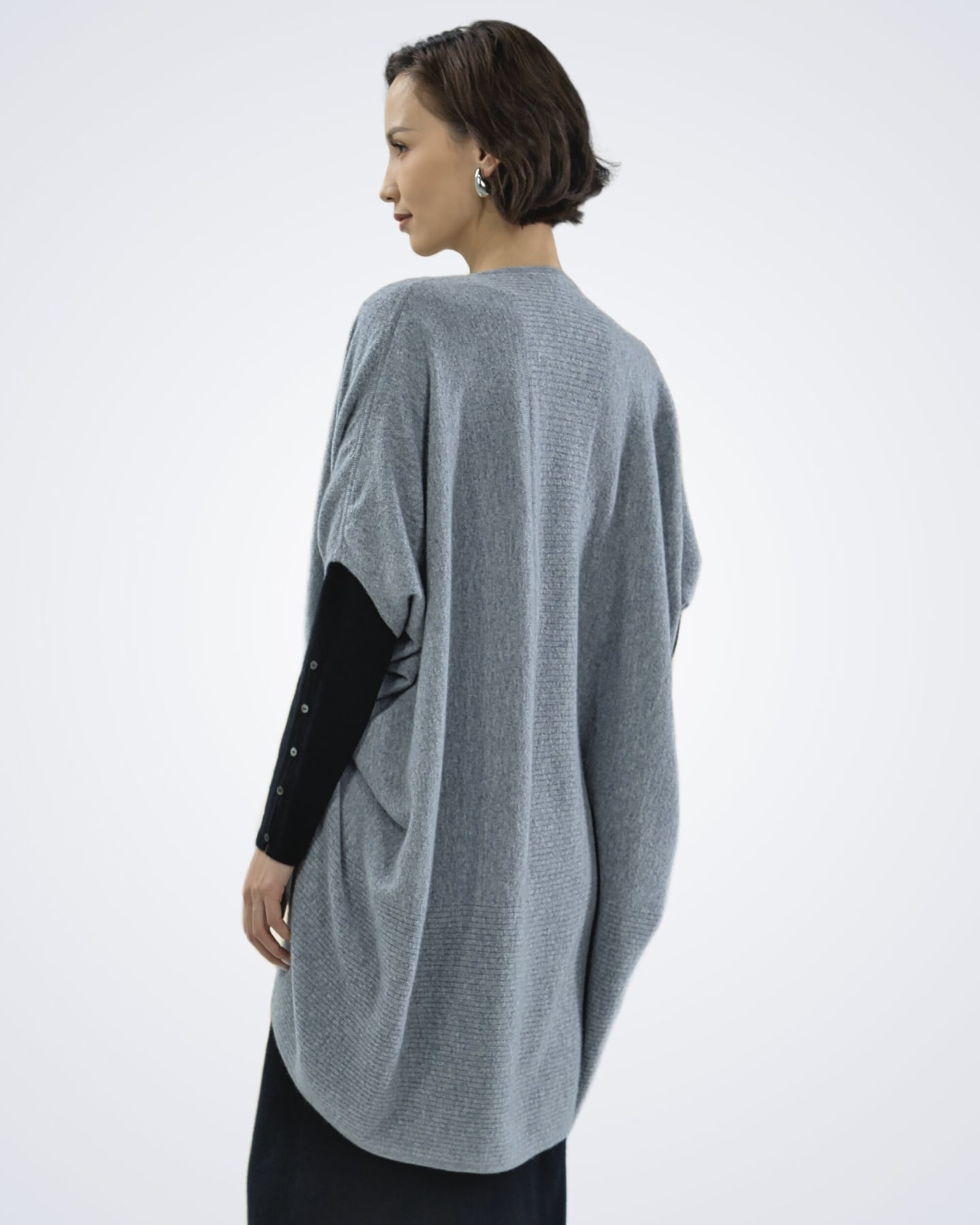 Back view of women's grey cashmere poncho – Unur