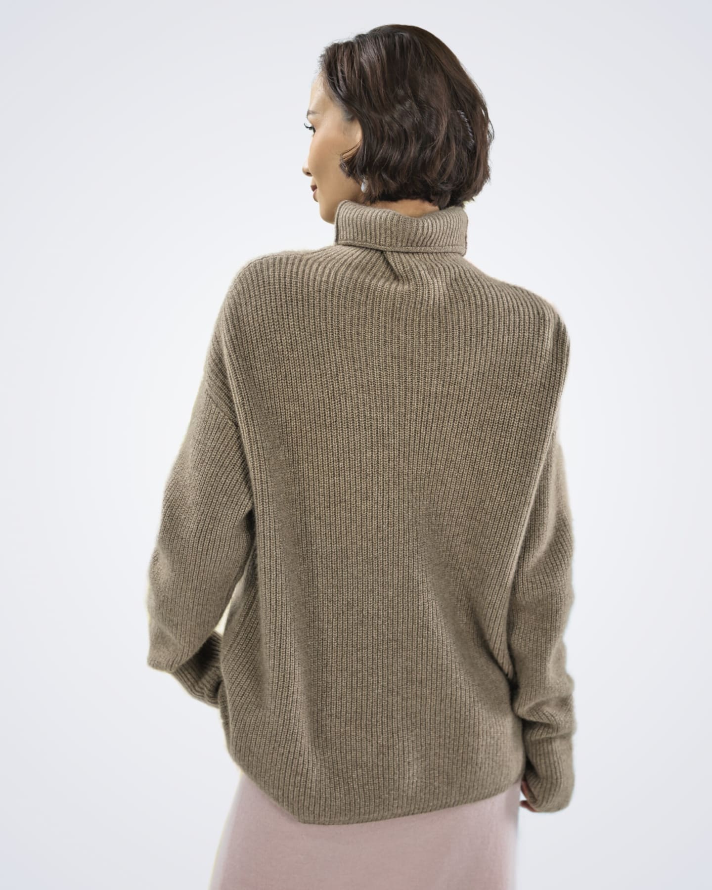 Back view of women's natural brown cashmere ribbed cardigan – Unur