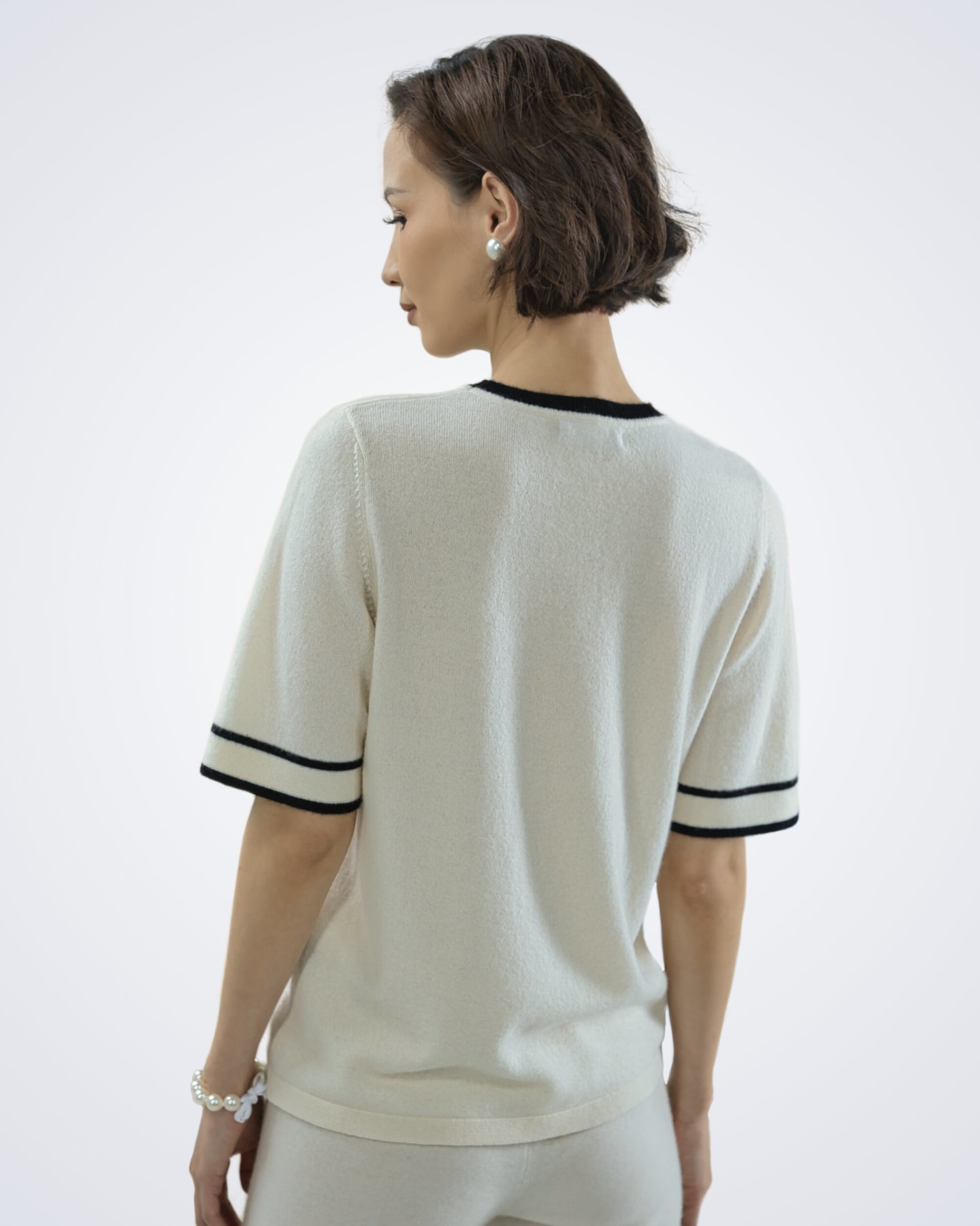 Back view of women's white cashmere crew-neck t-shirt – Unur