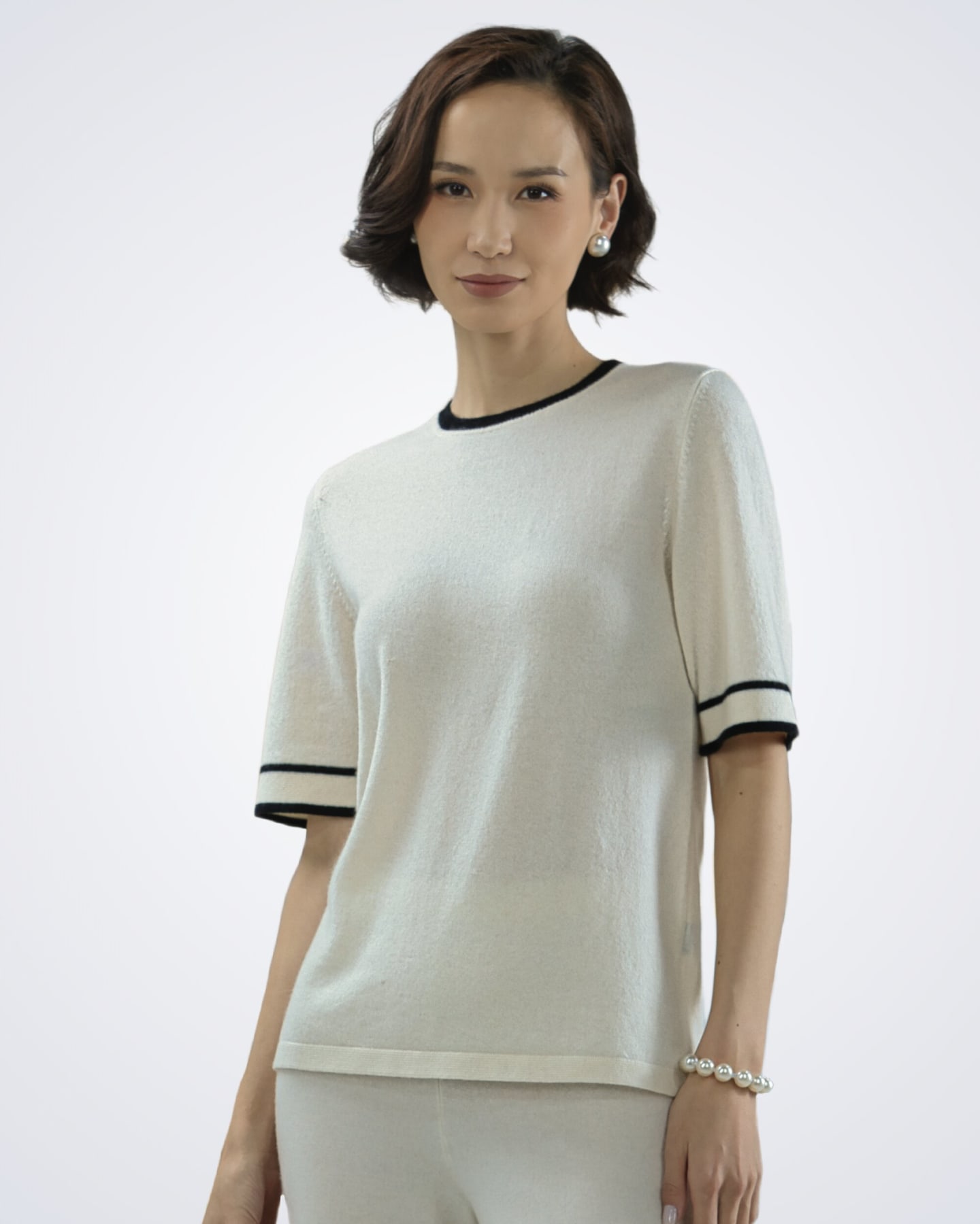 Front view of women's white cashmere crew-neck t-shirt – Unur