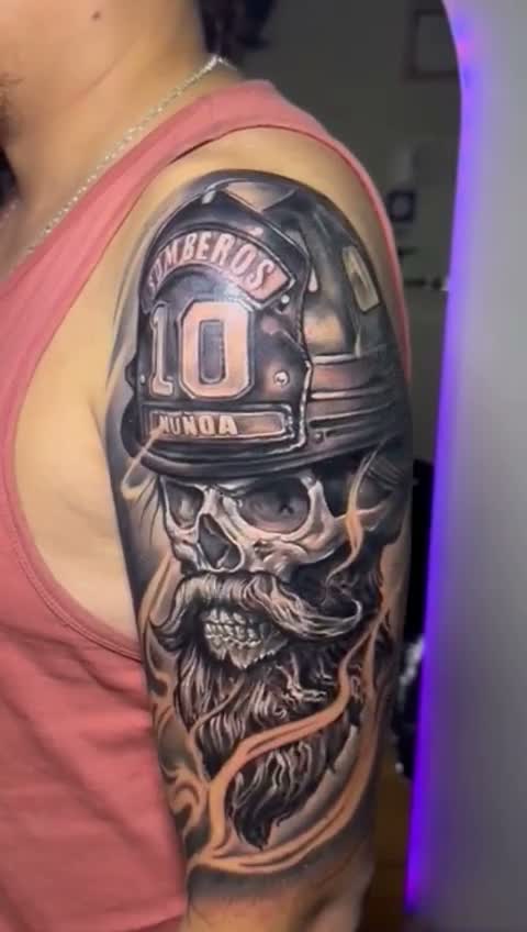 Calavera con casco en el hombro, estilo realismo, por Brian
