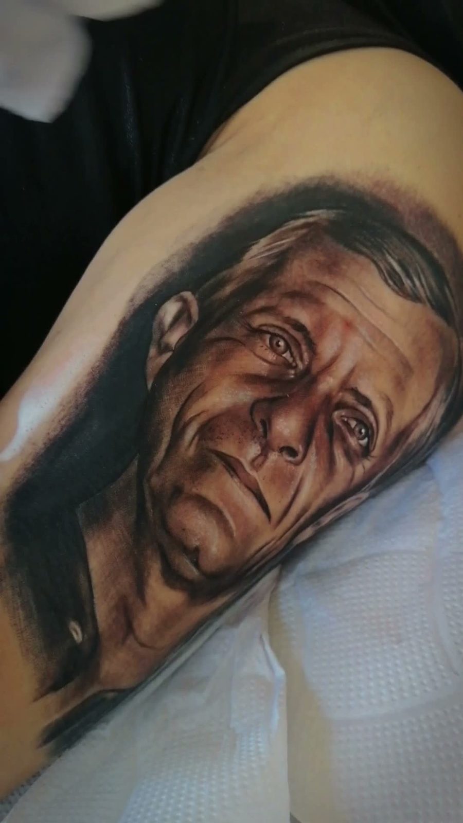 Retrato realista de una mujer, estilo realismo, por Brian