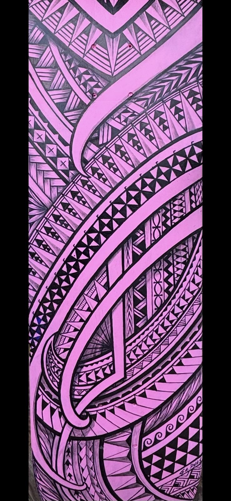 Tabla polinésica pintada a mano, por Gabriel Púas