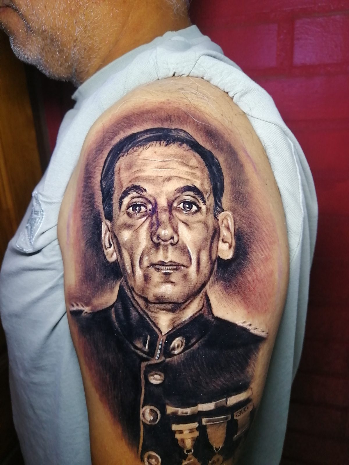 Retrato realista en el hombro, estilo realismo, por Brian
