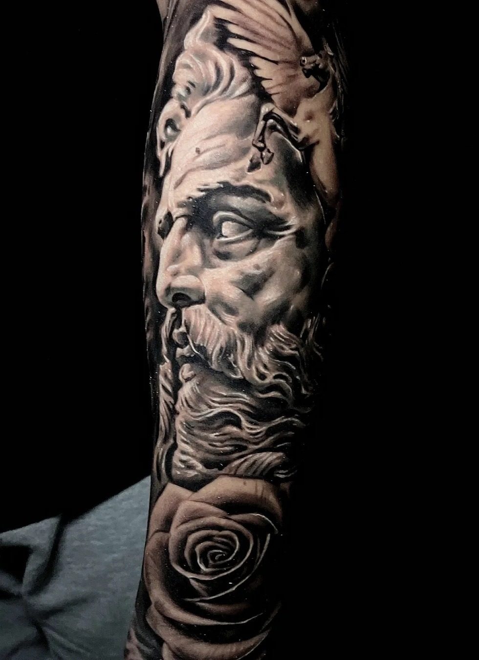 Manga con estatua y rosa, estilo realismo, por Brian