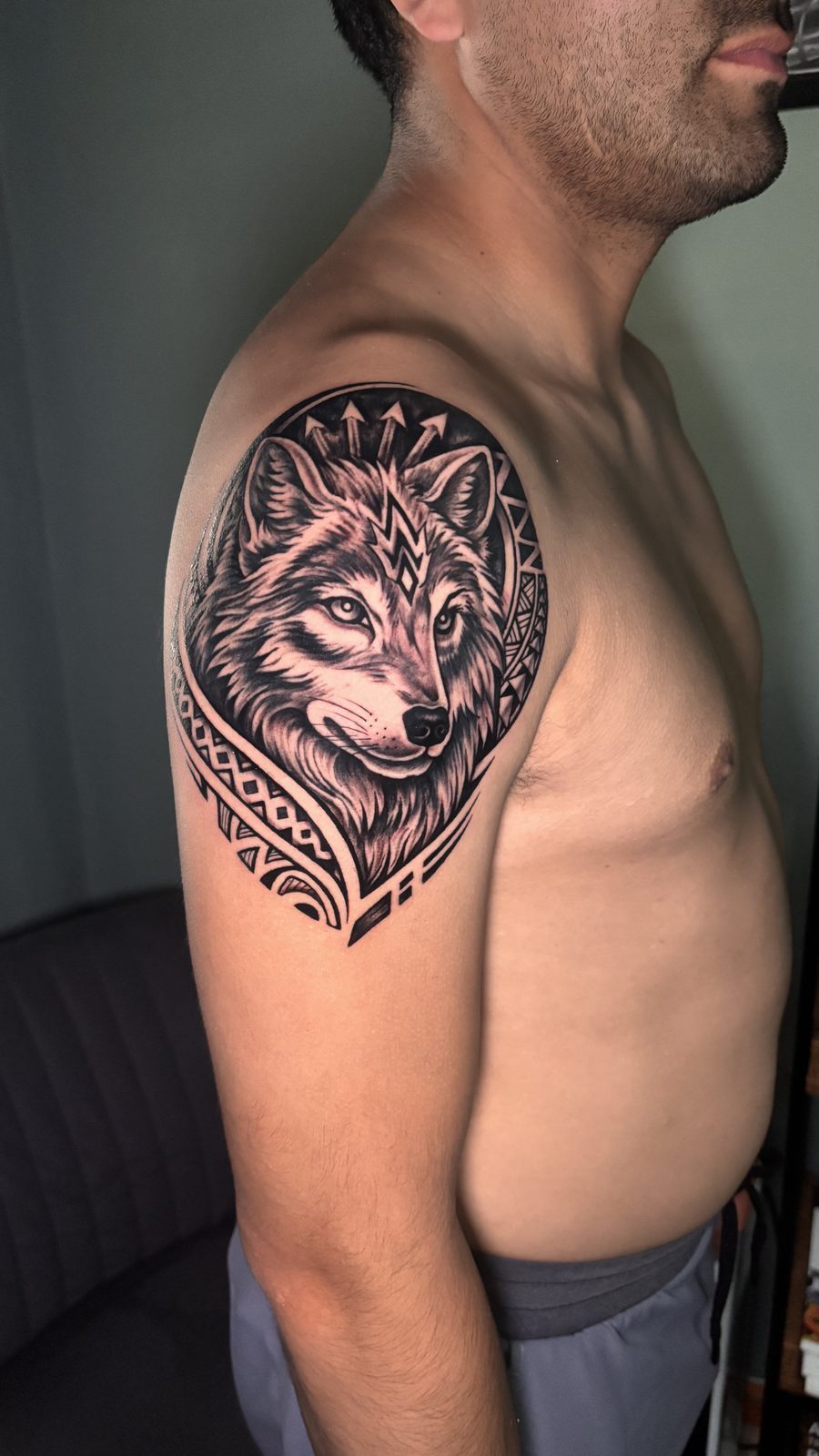 Hombro con lobo y ornamento polinésico, estilo realismo, por Gabriel Púas