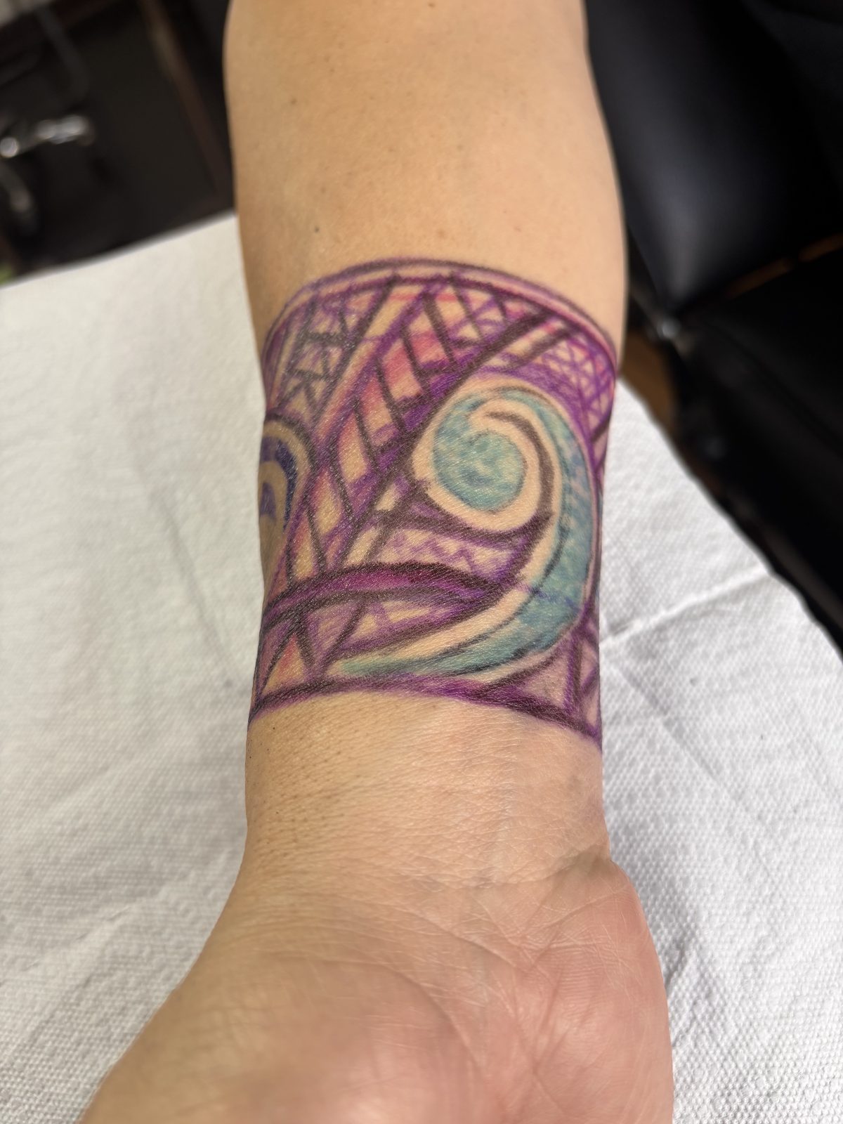 Cobertura: brazalete a color sobre un tatuaje antiguo, estilo reparación y complemento polinésico, por Gabriel Púas