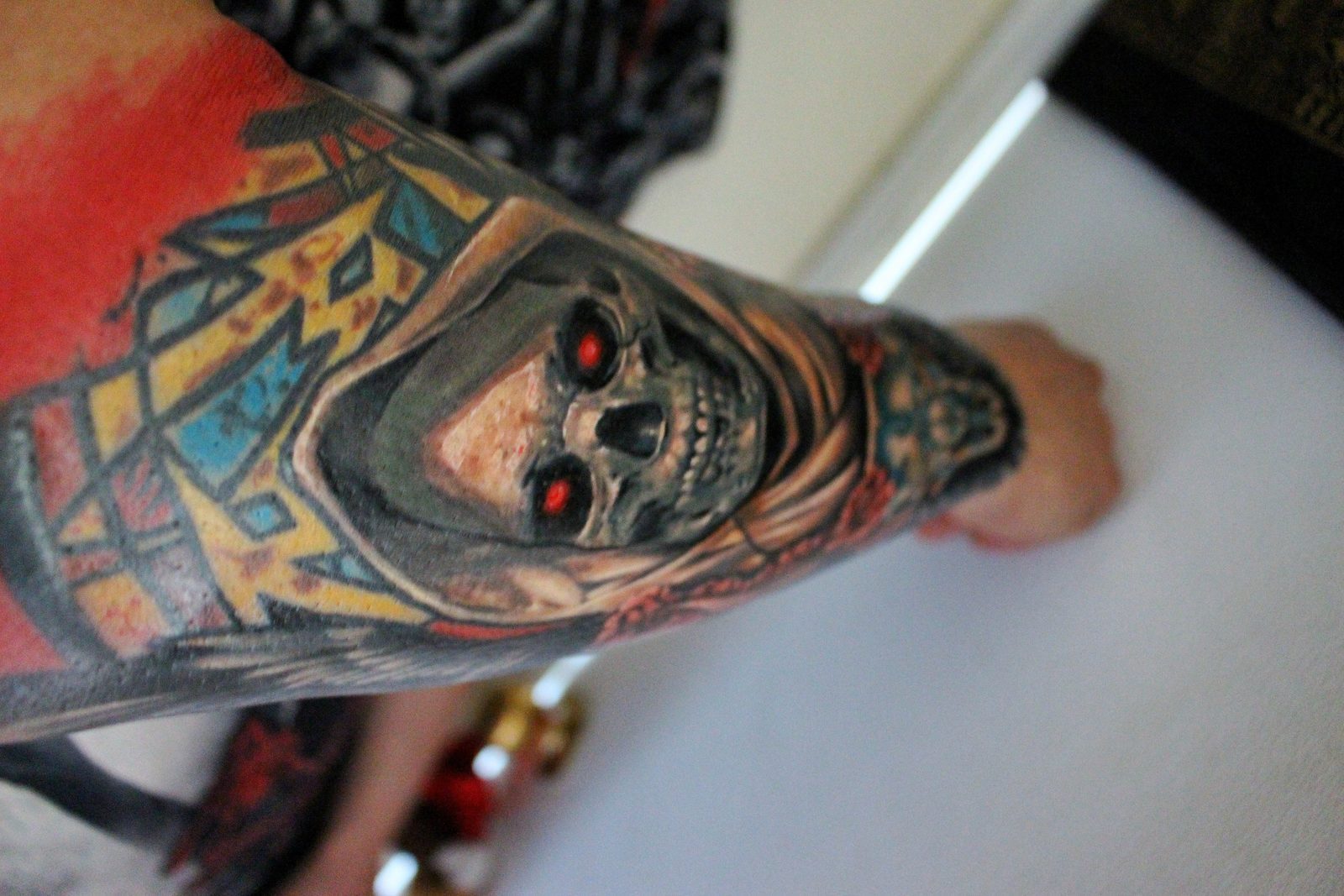Manga a color con calavera y vitral, estilo color, por Brian