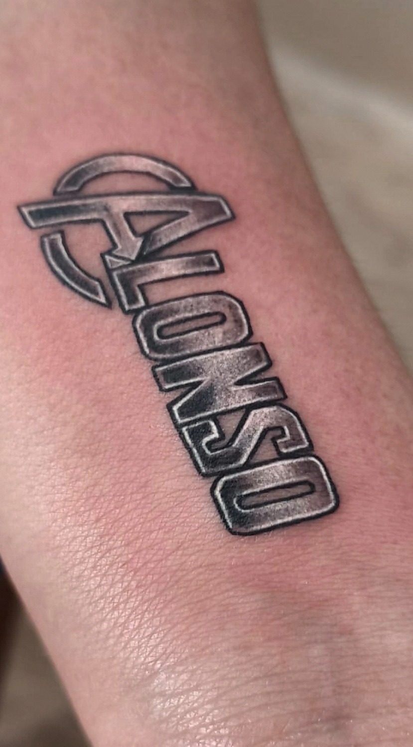 Letras en relieve en el antebrazo, por Brian