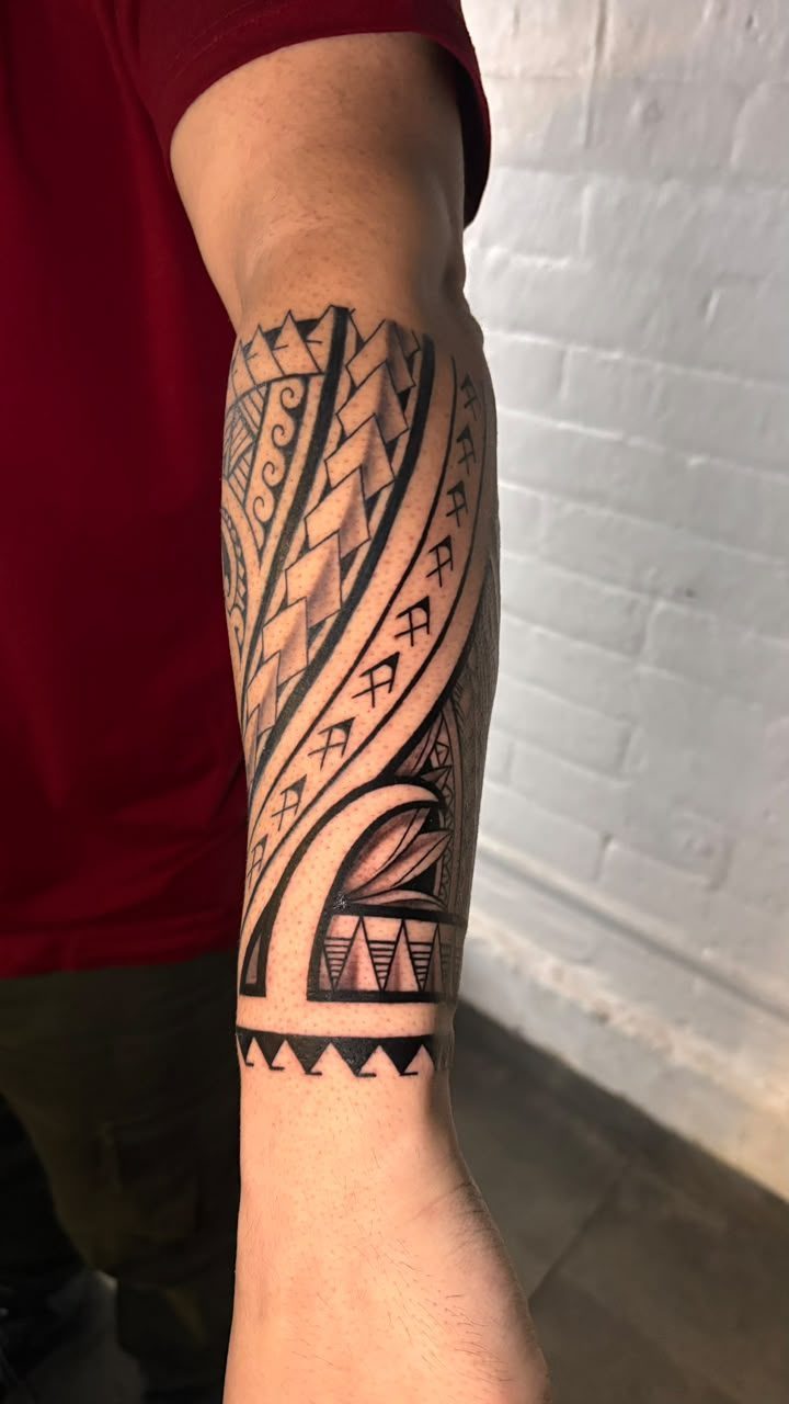 Antebrazo polinésico con sombreado, estilo polinésico