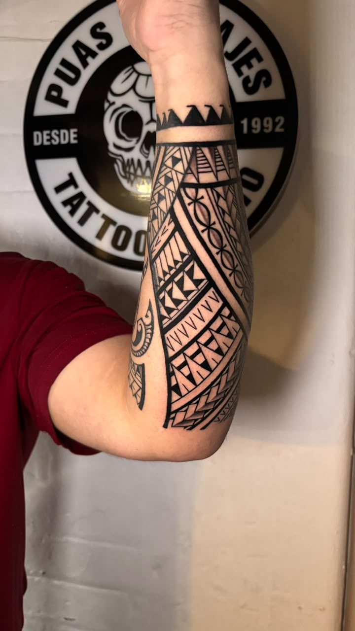 Antebrazo polinésico en el estudio, estilo polinésico