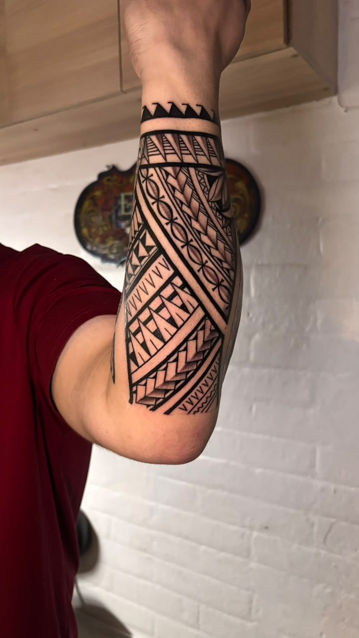 Antebrazo polinésico geométrico, estilo polinésico