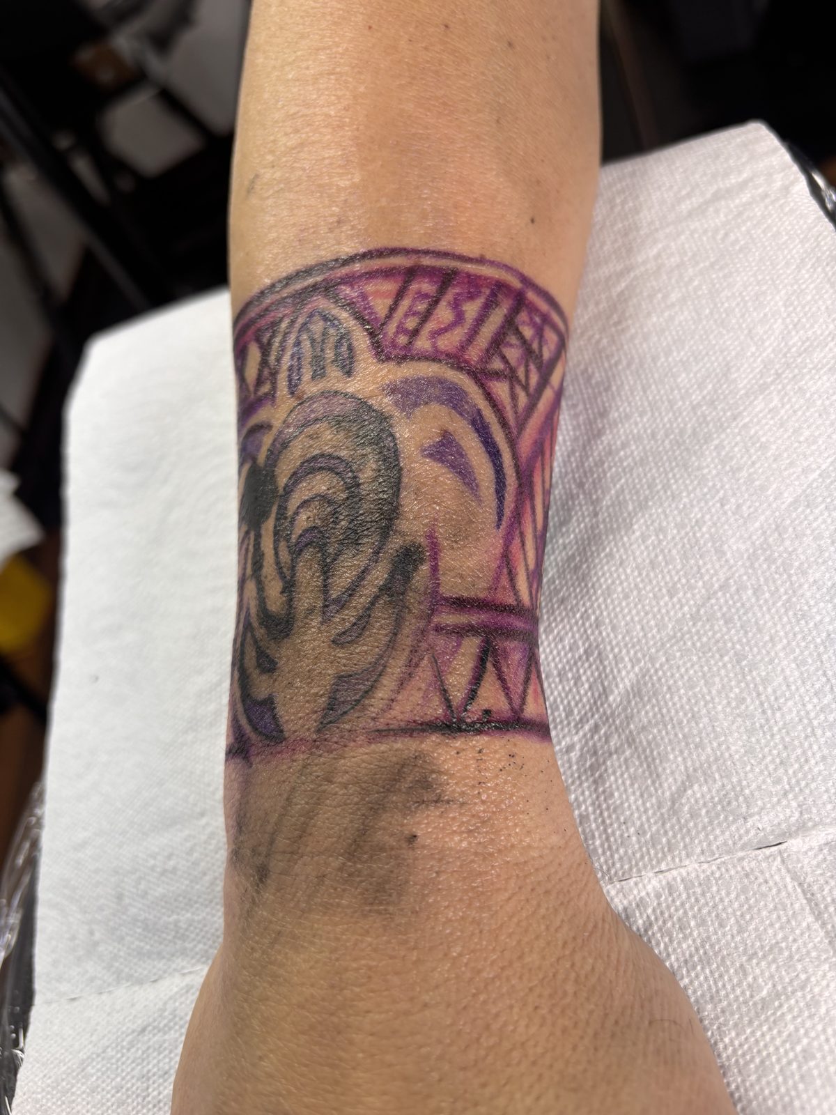 Cobertura: brazalete a color sobre un tatuaje antiguo: el tatuaje antes de la cobertura