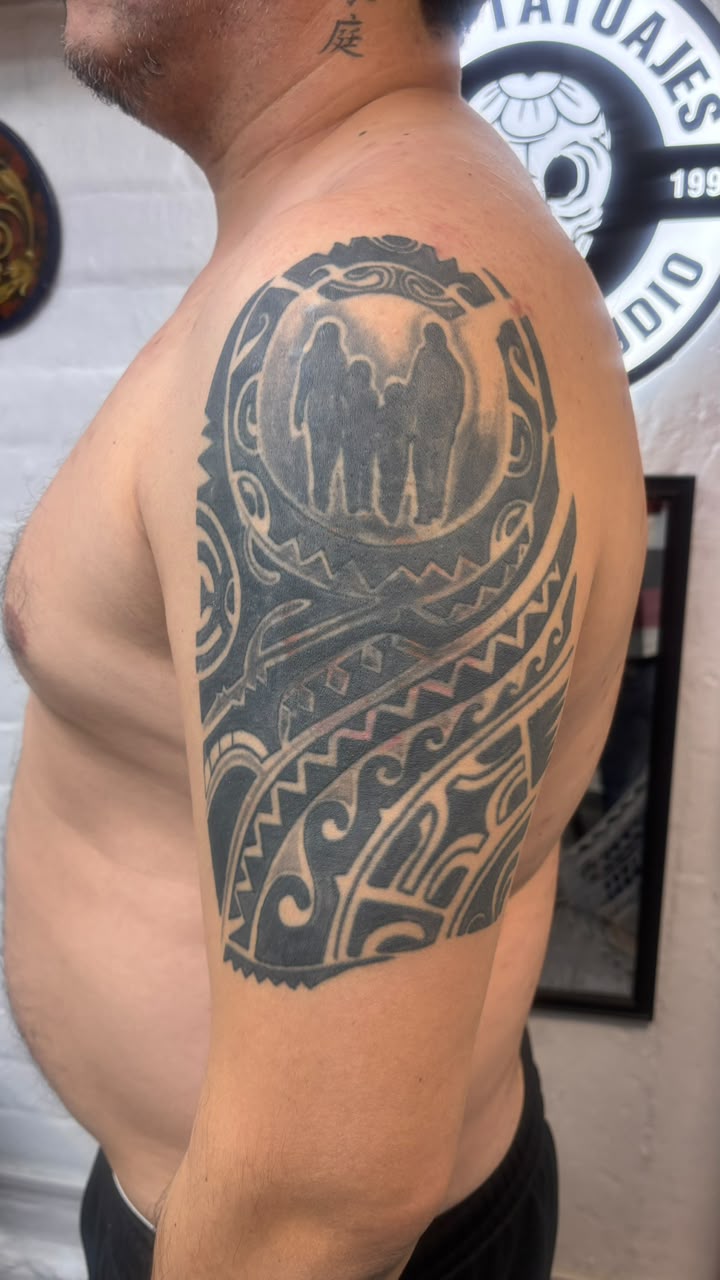 Cobertura de un polinésico en el hombro: el tatuaje antes de la cobertura