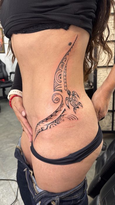 Otra vista de Polinesico caderas y abdomen