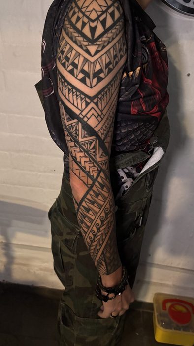 Manga polinésica en blackwork, estilo polinésico