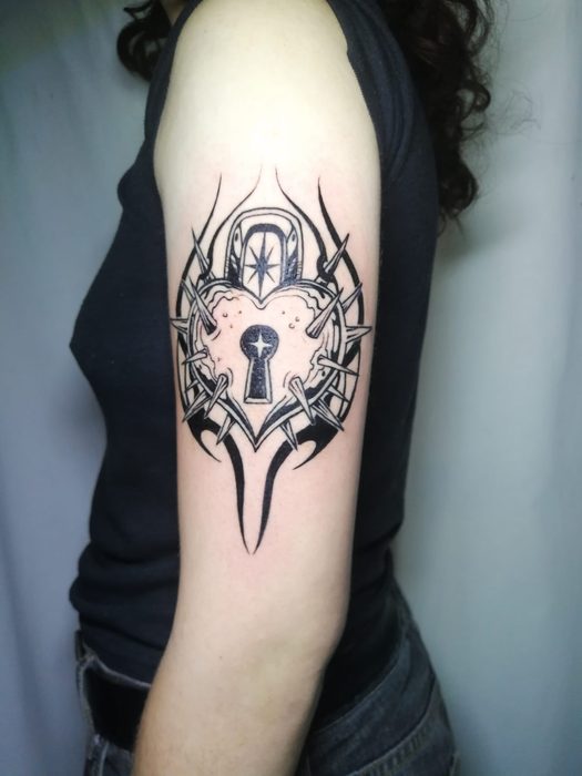Candado y espinas en el brazo, por Brian