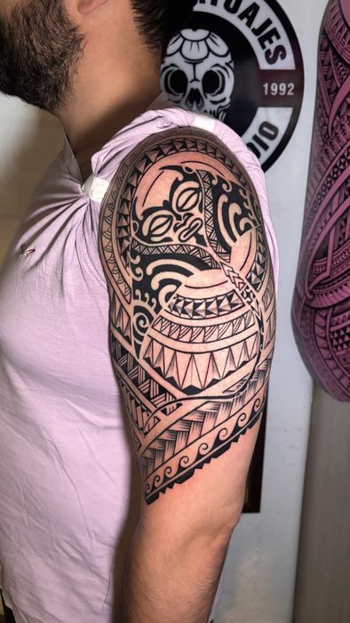 Hombro polinésico con espirales, estilo polinésico, por Gabriel Púas