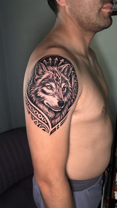 Hombro con lobo y ornamento polinésico, estilo realismo, por Gabriel Púas