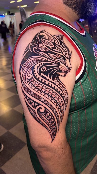Hombro con felino polinésico, estilo polinésico, por Gabriel Púas