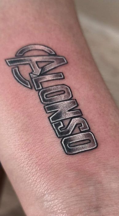 Letras en relieve en el antebrazo, por Brian