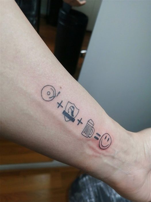 Íconos de línea fina en el antebrazo, estilo fineline, por Brian