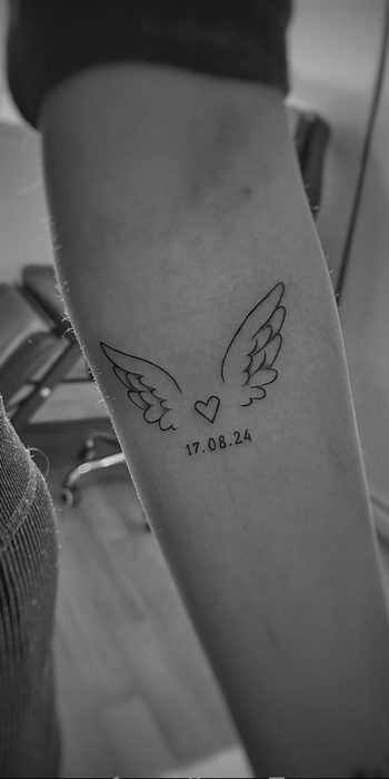 Alas de línea fina con fecha, estilo fineline, por Brian