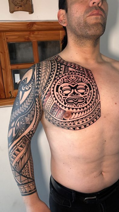 Pectoral y manga polinésica, estilo polinésico