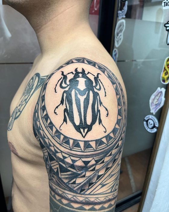 Hombro polinésico con escarabajo, estilo polinésico