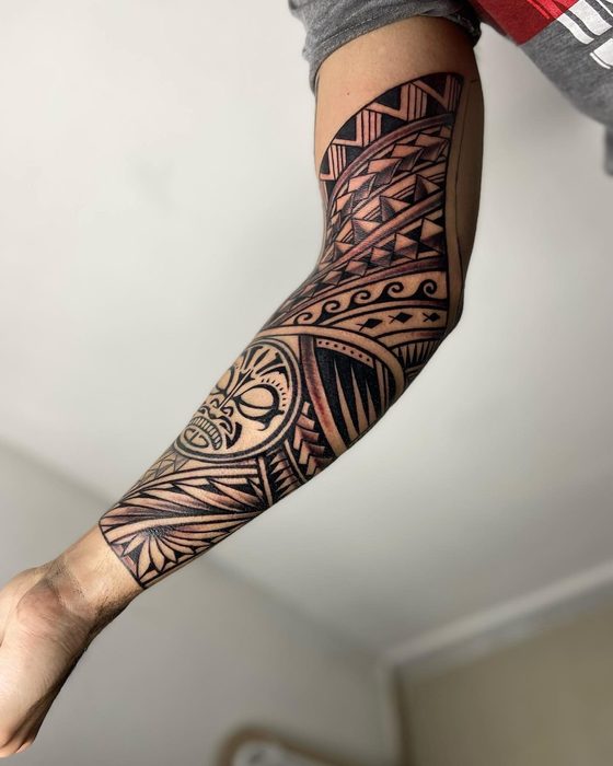 Manga polinésica de brazo completo, estilo polinésico