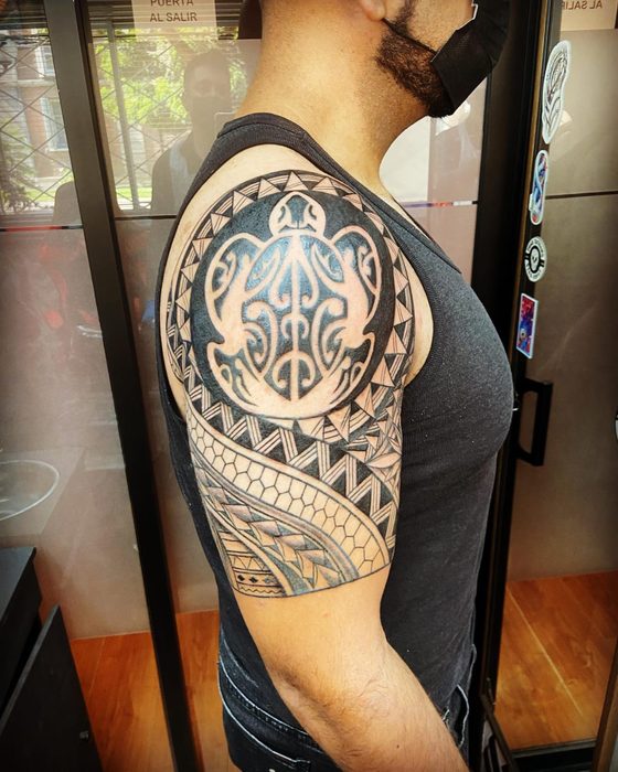 Hombro polinésico con tortuga, estilo polinésico