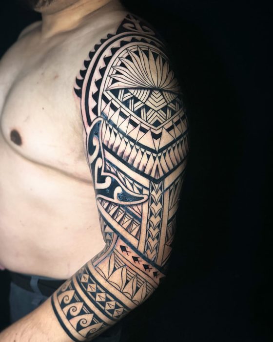 Hombro polinésico y brazalete, estilo polinésico