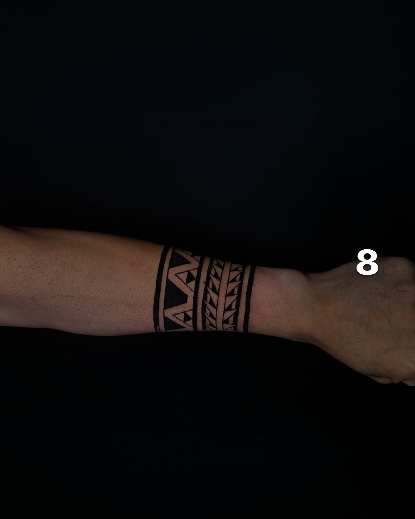 Brazalete polinésico en el antebrazo, estilo polinésico