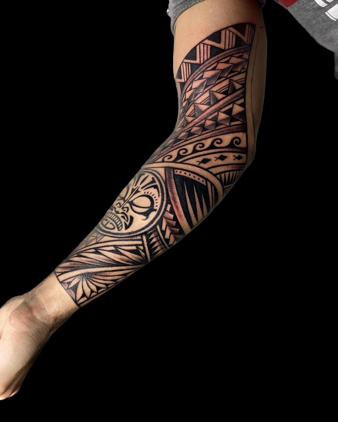 Manga polinésica de antebrazo, estilo polinésico