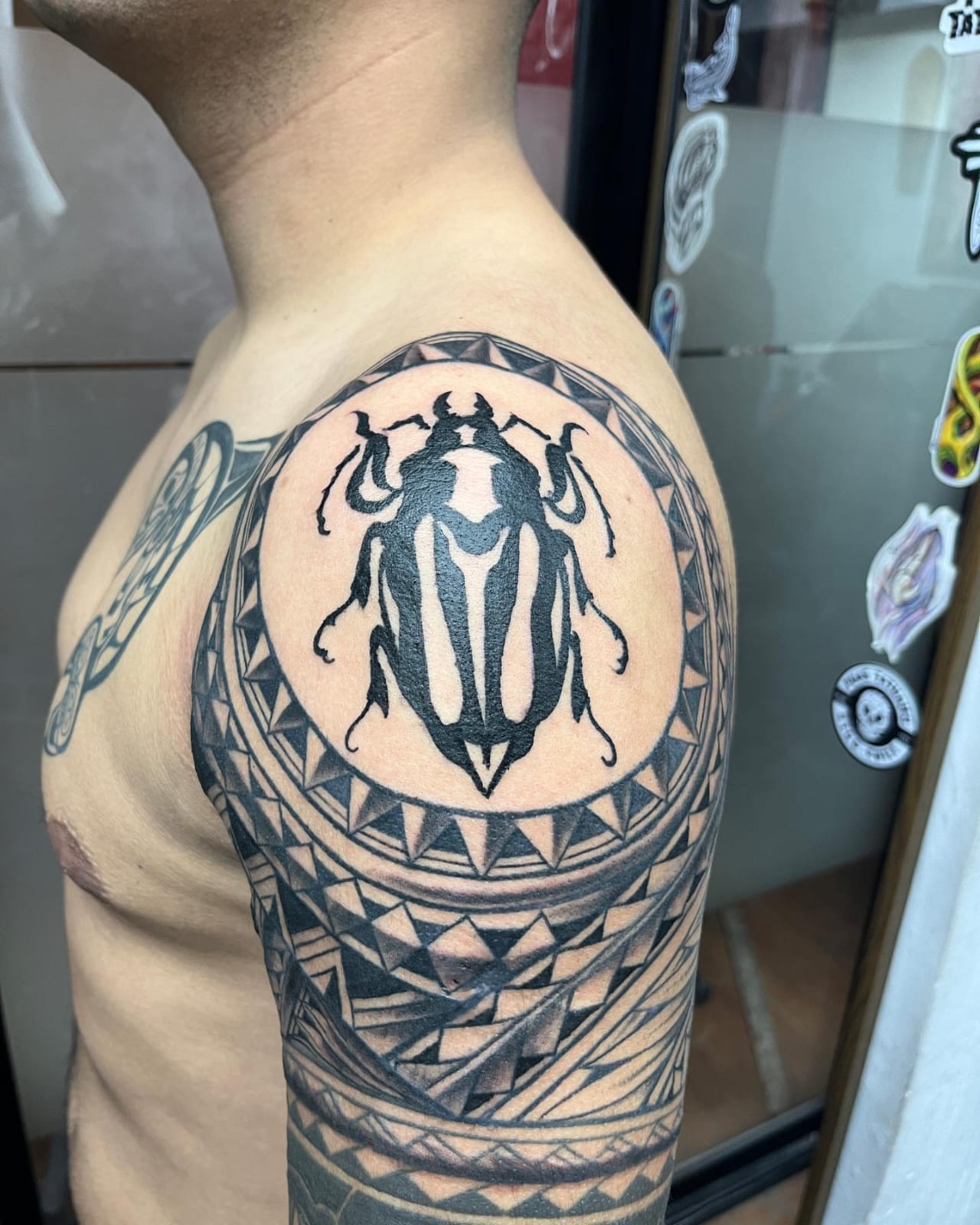 Hombro polinésico con escarabajo, estilo polinésico