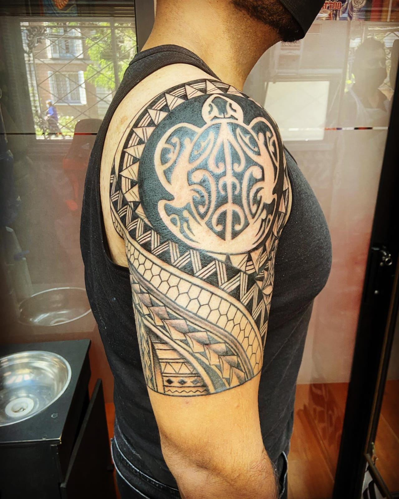 Hombro polinésico con manta, estilo polinésico
