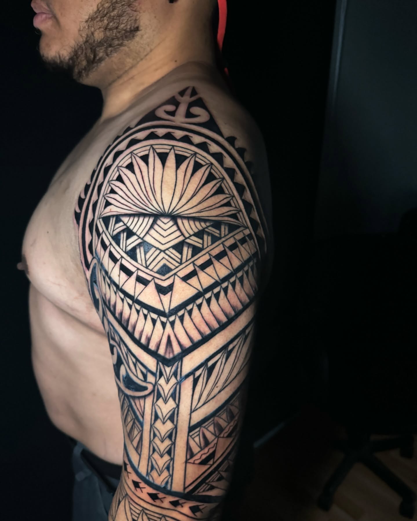 Hombro y brazo polinésico con abanico, estilo polinésico