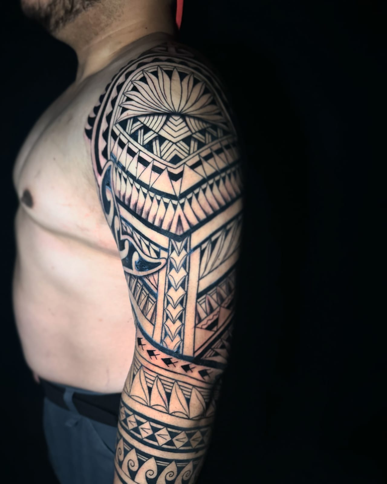 Manga polinésica de hombro y brazo, estilo polinésico