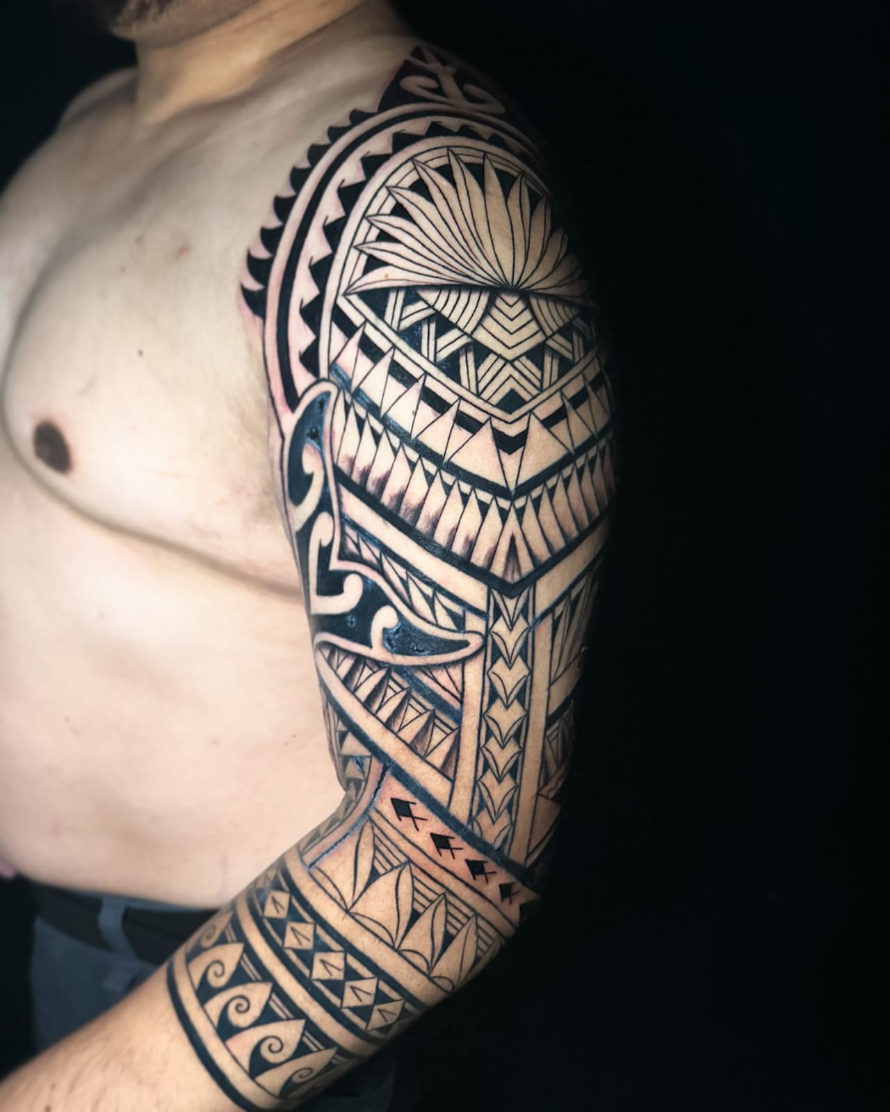 Hombro polinésico y brazalete, estilo polinésico