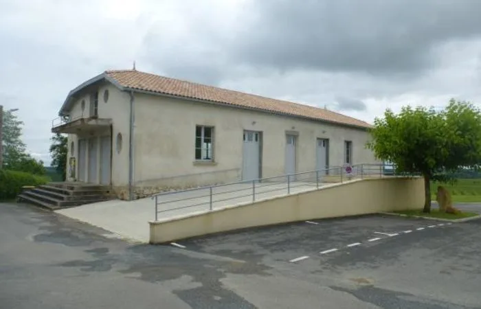 Salle polyvalente à Francs - Photo 2
