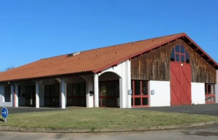 Salle des fêtes à Guiche - Photo 2
