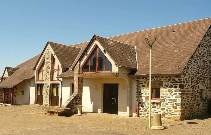 Salle des fêtes d'Eyburie - Photo 3