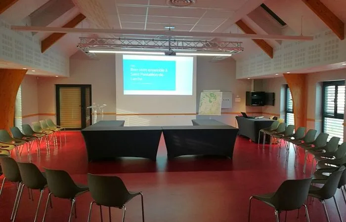 Salle polyvalente Charles Ceyrac Saint-Pantaléon de Larche - Photo 2